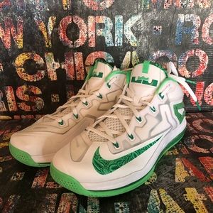 NIKE LEBRON 11 LOW “EASTER” Size 11.5
